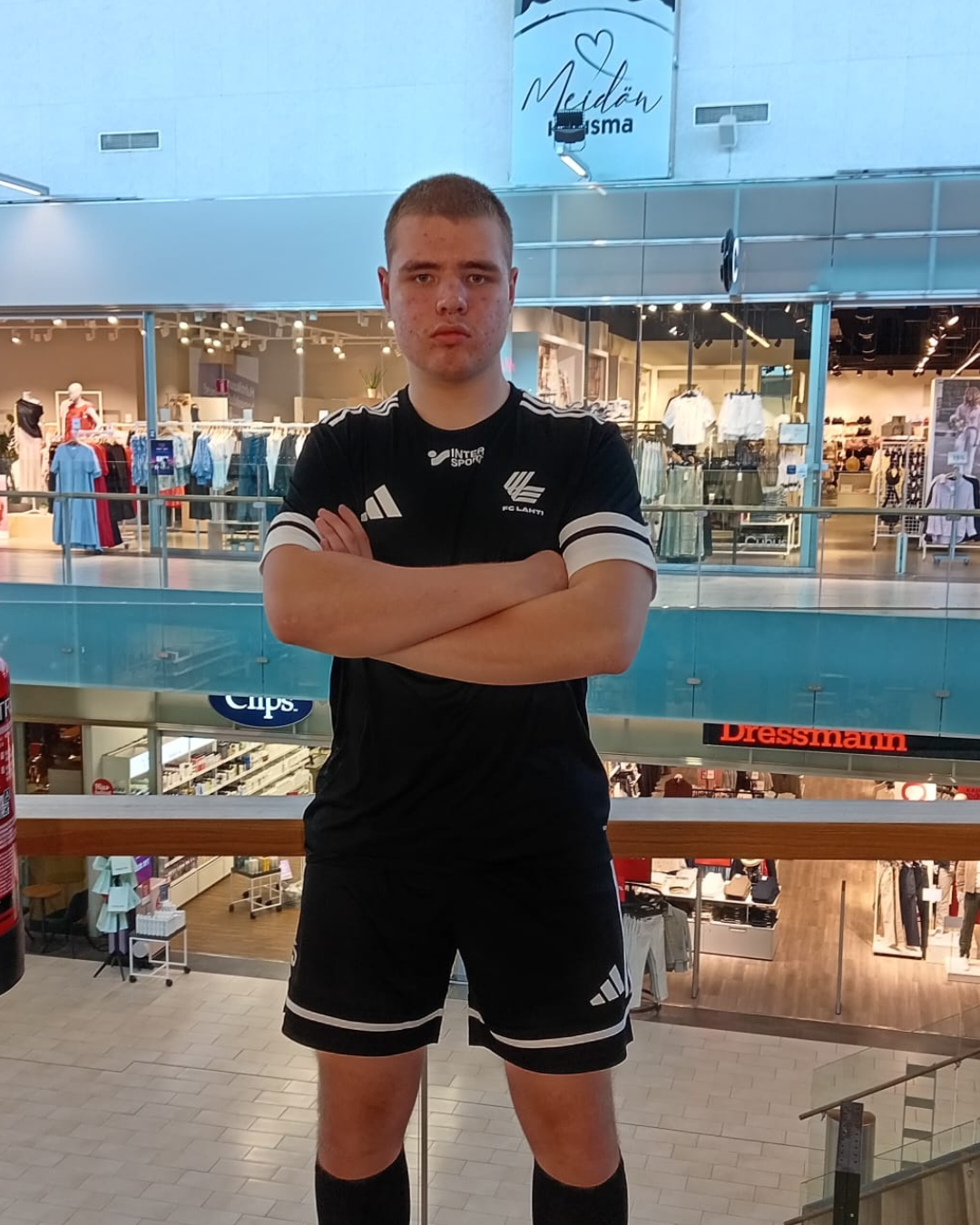 Juuso Lindeberg peliasu päällä.